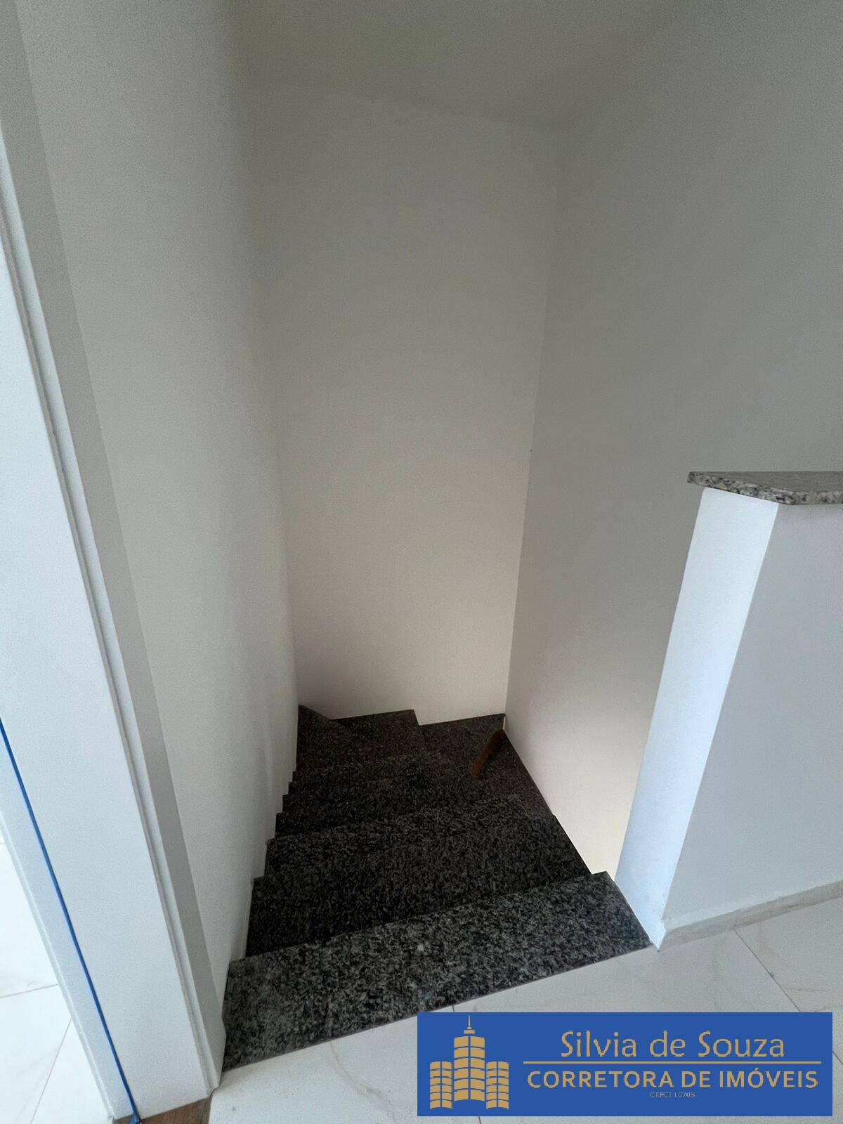 Casa à venda com 2 quartos, 70m² - Foto 4